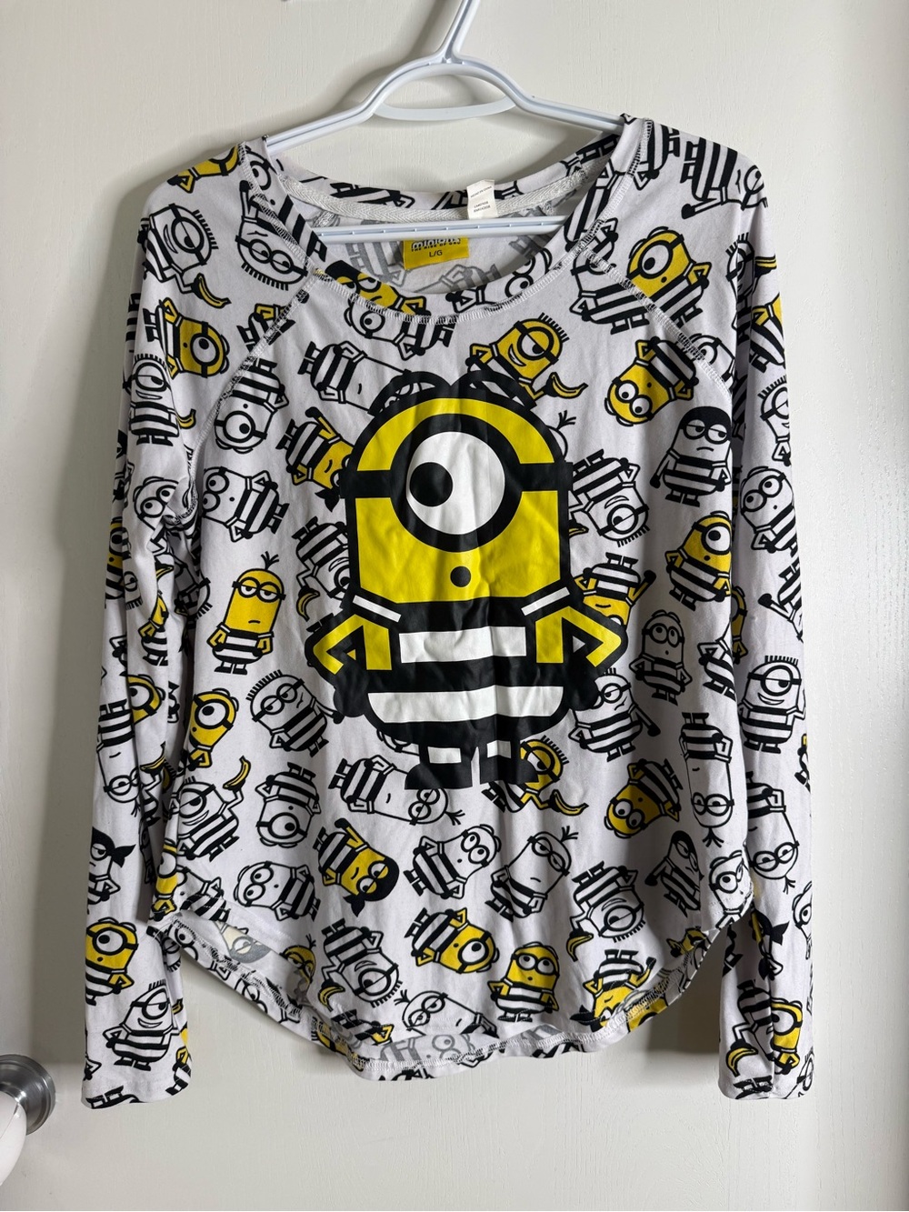 Women's Large Minions Graphic Long Sleeve Tee in Yellow, Black & White